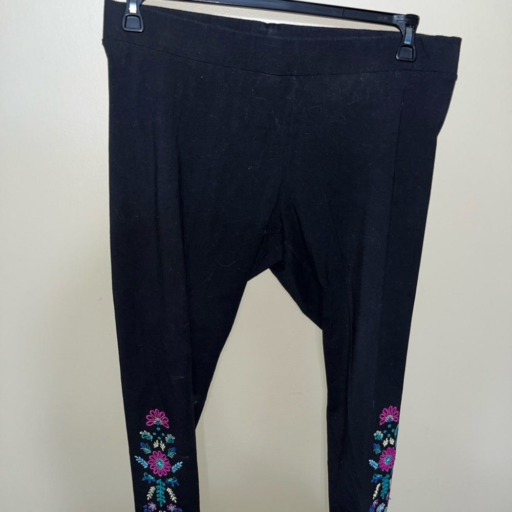 Torrid Women's Black Embroidered Leggings - size 3